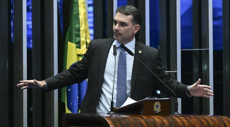 Flávio Bolsonaro reúne aliados para festa com futebol após derrota no Senado