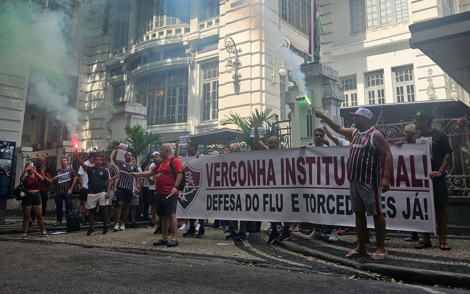 Torcida do Fluminense se mobiliza contra diretoria após nova rodada de protestos – imagem do artigo