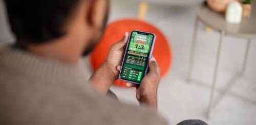 Golpes no futebol: entenda como os criminosos enganam torcedores nas redes sociais