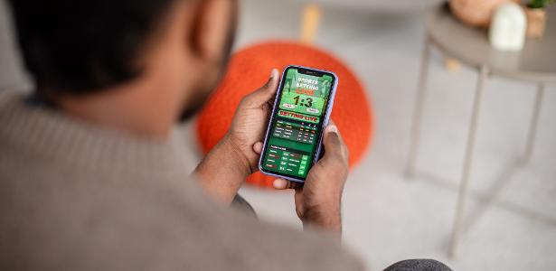 Golpes no futebol: entenda como os criminosos enganam torcedores nas redes sociais