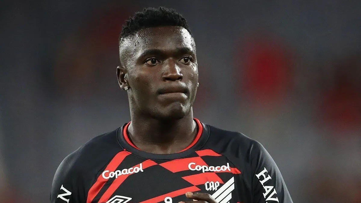 Flamengo mira artilheiro Kevin Viveros, mas enfrenta limitações no Brasileirão