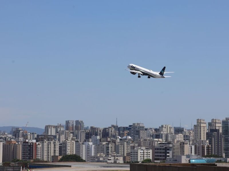 Alta do combustível pressiona tarifas aéreas no Brasil em meio a cenário incerto