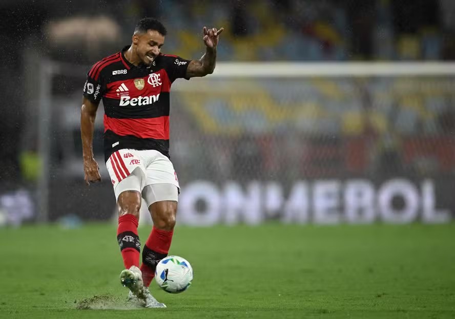 Danilo avalia futuro após Copa: renovação, Europa ou aposentadoria?
