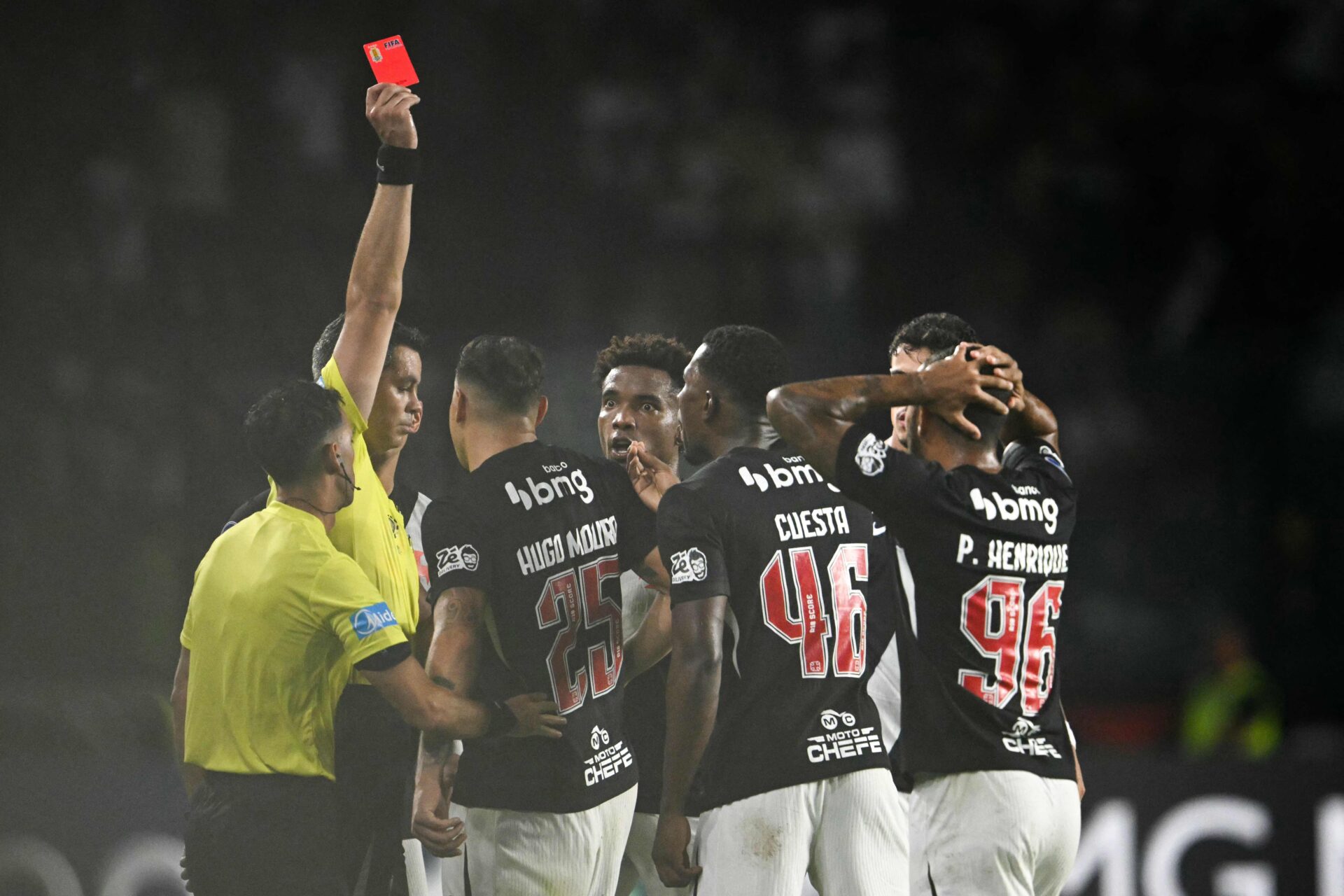 Futebol em 2026: por que o cartão vermelho ainda pesa demais nas partidas?