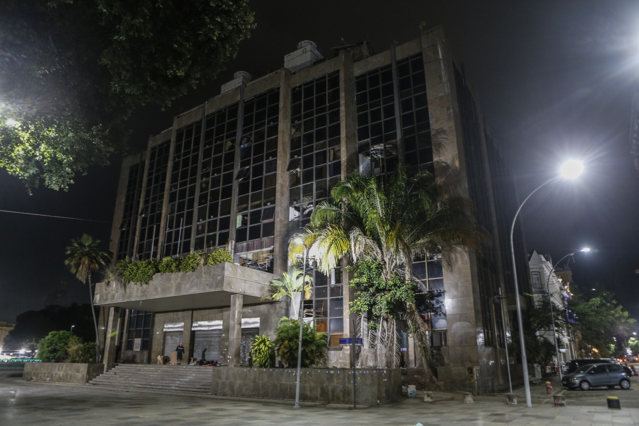 Vandalismo no Palácio Vinte e Três de Julho causa revolta no Rio de Janeiro