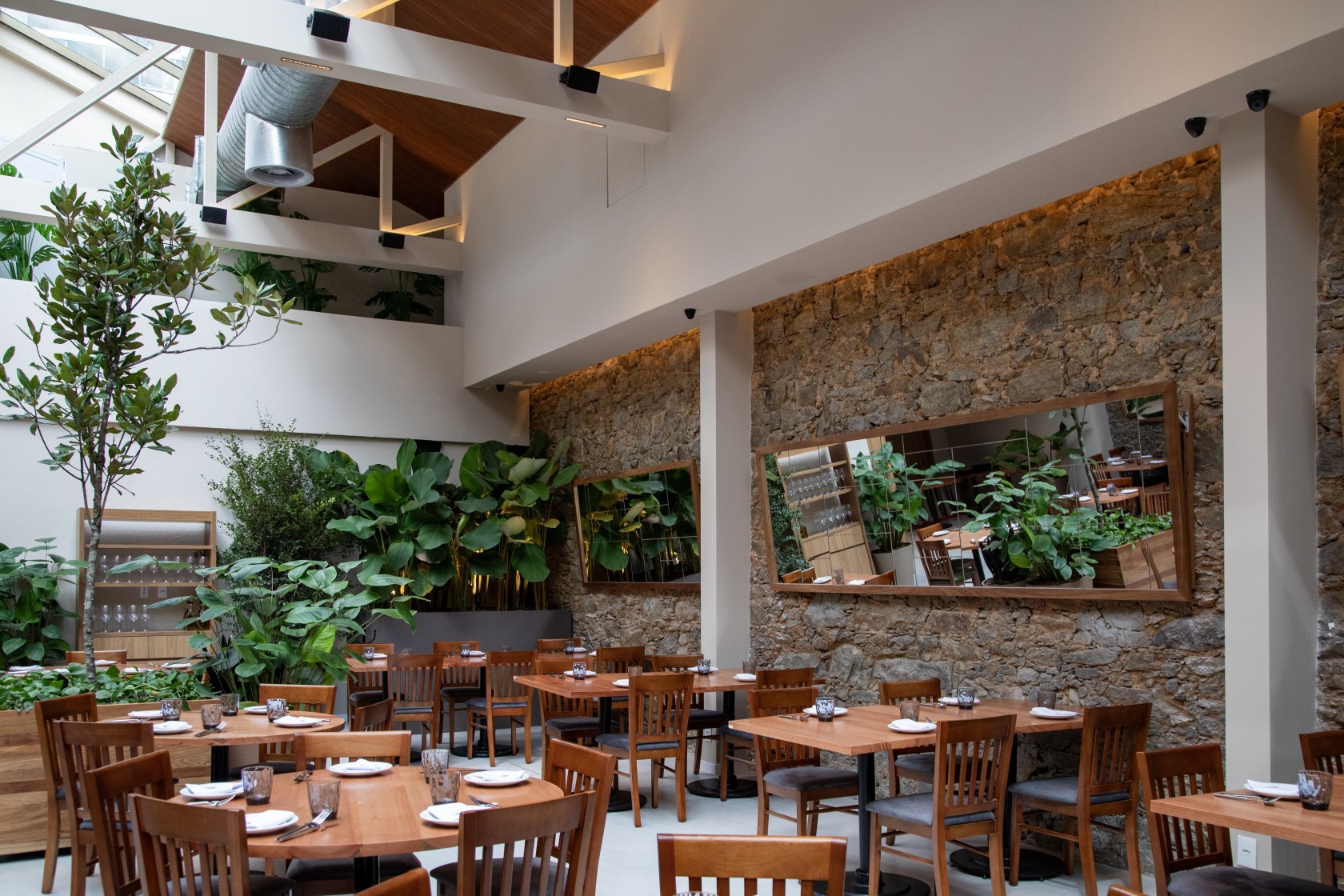 Casa São Miguel inaugura em Botafogo com ambiente aberto e menu de fogo