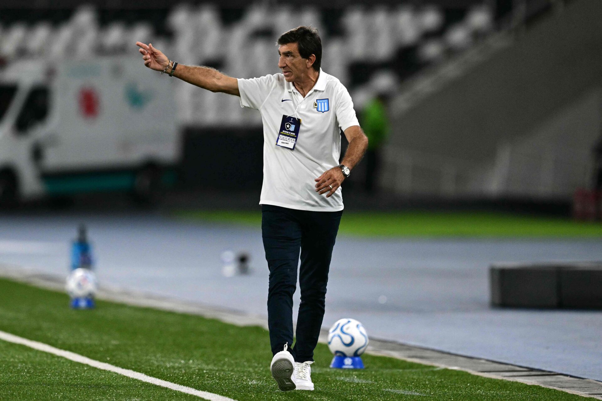 Gustavo Costas critica gramado sintético do Nilton Santos após derrota do Racing