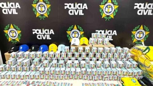 Polícia apreende 200 mil figurinhas falsas da Copa do Mundo 2026 no Rio