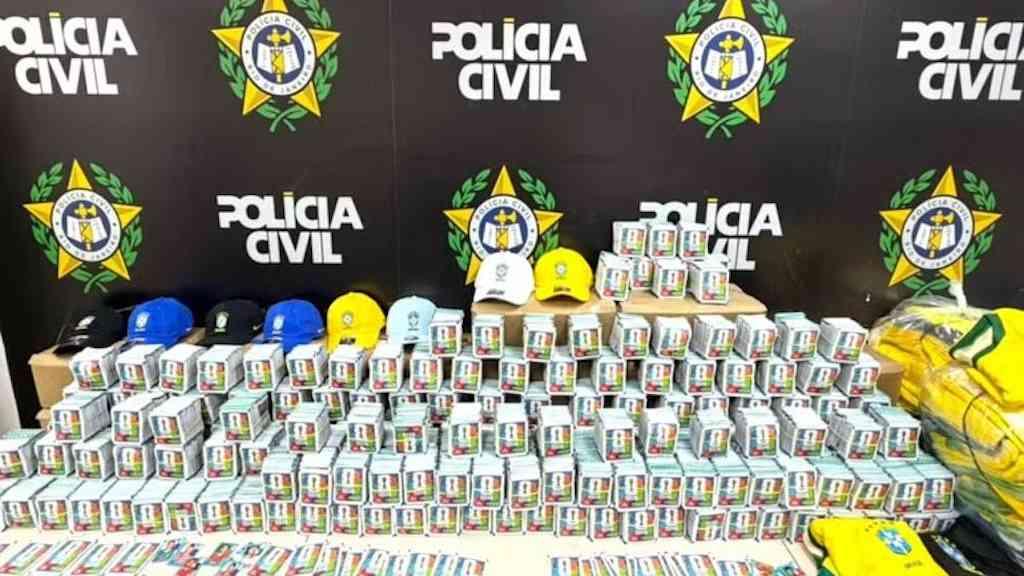 Polícia apreende 200 mil figurinhas falsas da Copa do Mundo 2026 no Rio
