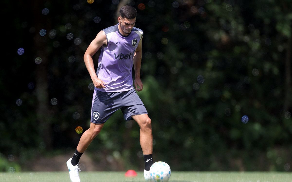 Botafogo mantém cautela com zagueiro Anthony, que ainda não estreou por pubalgia