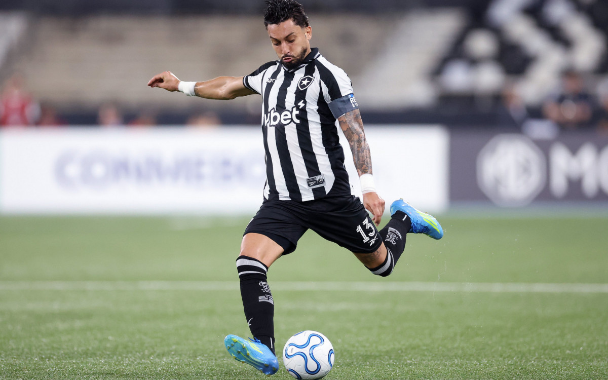 Alex Telles destaca carinho da torcida e projeta duelo decisivo pelo Botafogo
