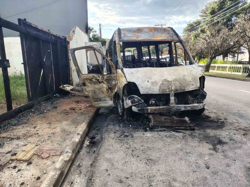 Van de time de futebol pega fogo durante retorno de viagem em Piedade