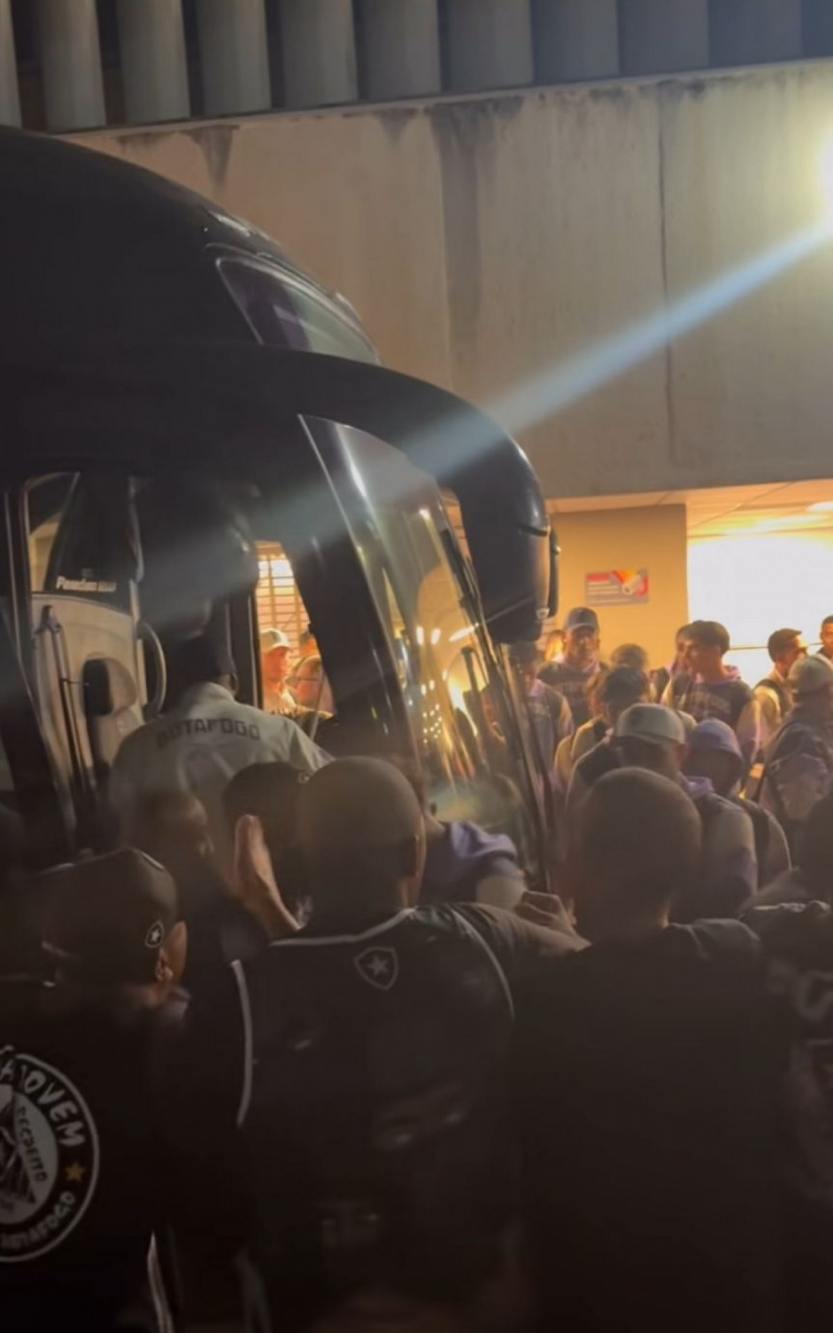 Protesto no Galeão marca chegada do Botafogo após eliminação na Copa do Brasil