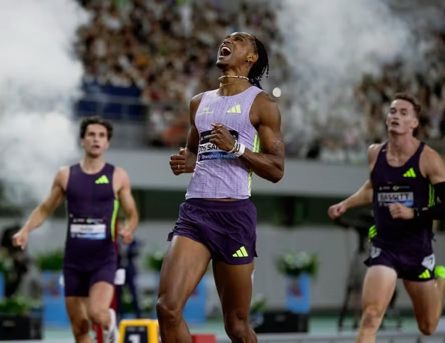 Alison dos Santos domina os 300m com barreiras na estreia da Diamond League 2026