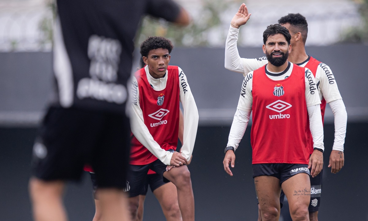 Santos enfrenta Coritiba no Brasileirão com desfalques e pressão para fugir do Z-4