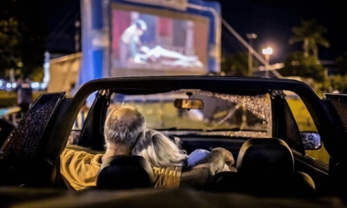Cine Autorama traz cinema drive-in gratuito para o Dia dos Namorados em São Paulo