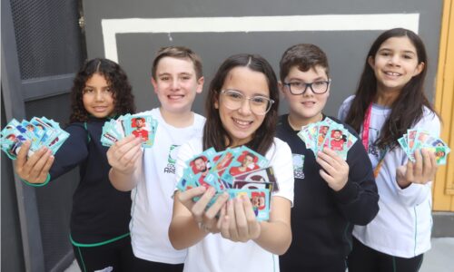 Como a troca de figurinhas está ensinando lições valiosas nas escolas em 2026