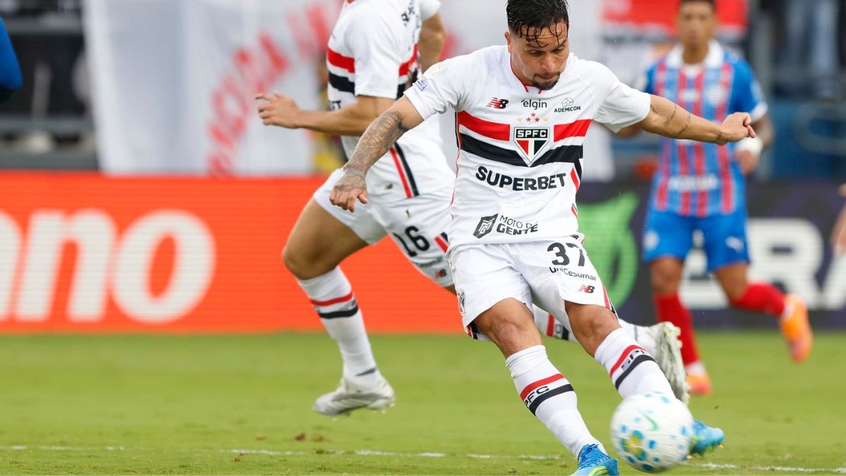 São Paulo empata com Bahia em jogo marcado por lesões e golaço no Brasileirão