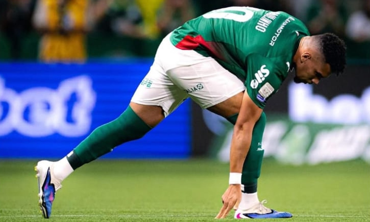 Paulinho retorna ao Palmeiras após 302 dias e emociona torcida no Brasileirão