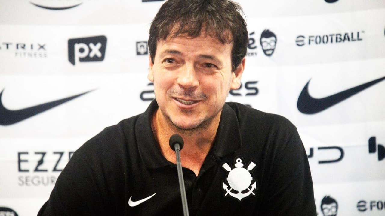 Fernando Diniz destaca evolução de André na vitória do Corinthians sobre o Grêmio