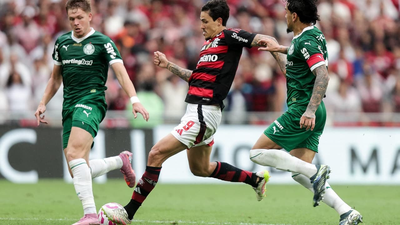 Flamengo e Palmeiras se enfrentam em duelo decisivo após mudanças e desafios em 2026