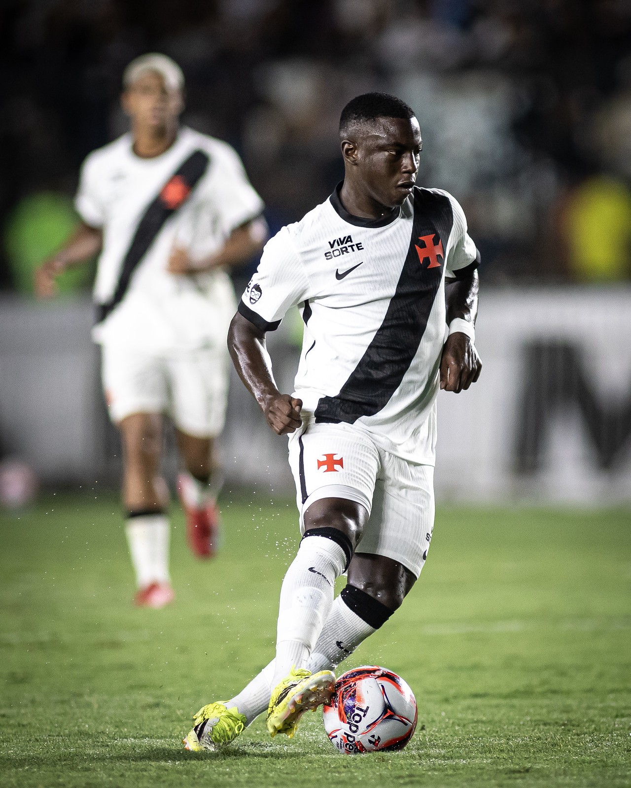 Marino Hinestroza brilha no Vasco e recebe elogios de Renato Gaúcho