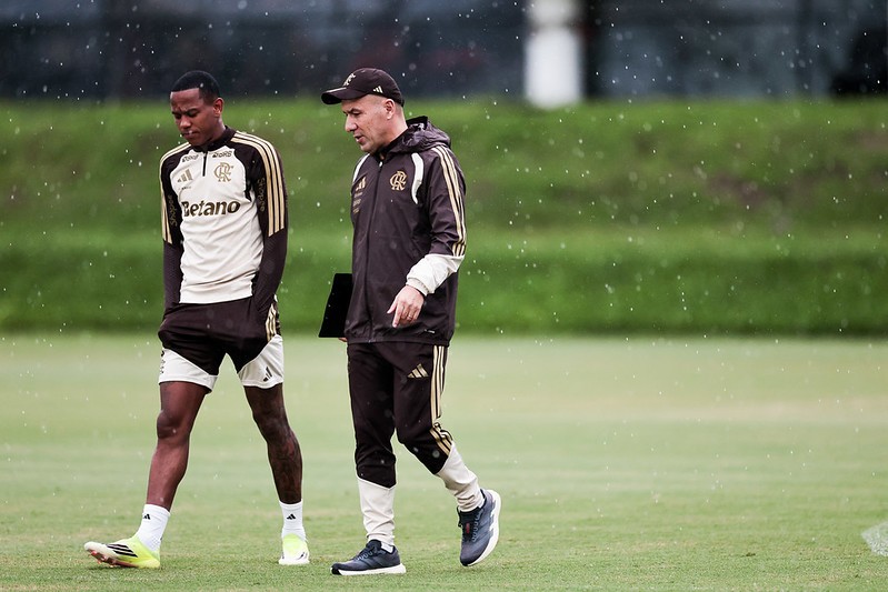 Wallace Yan fica fora da lista do Flamengo para duelo da Libertadores