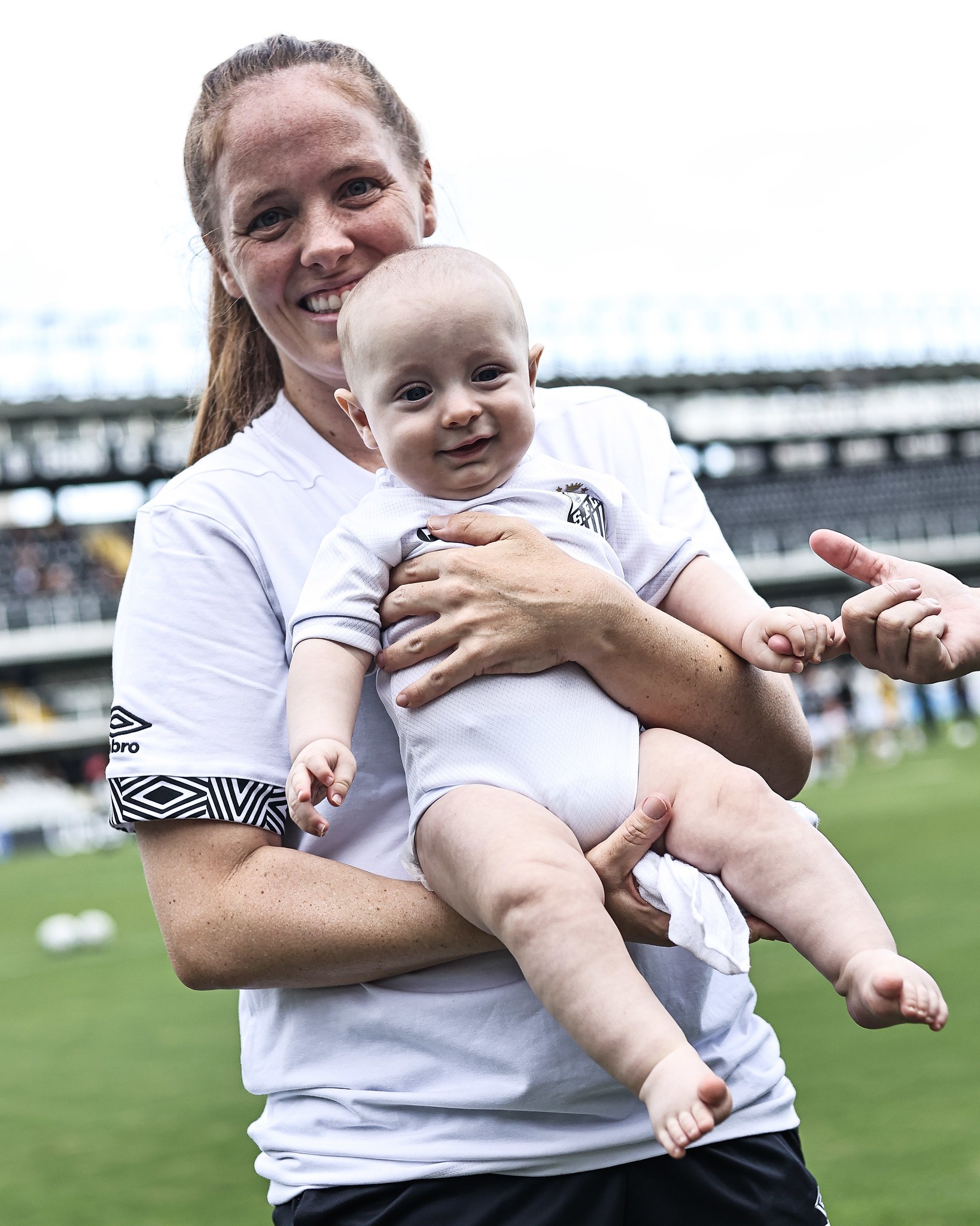Futebol feminino no Brasil avança com licença-maternidade e apoio às atletas-mães