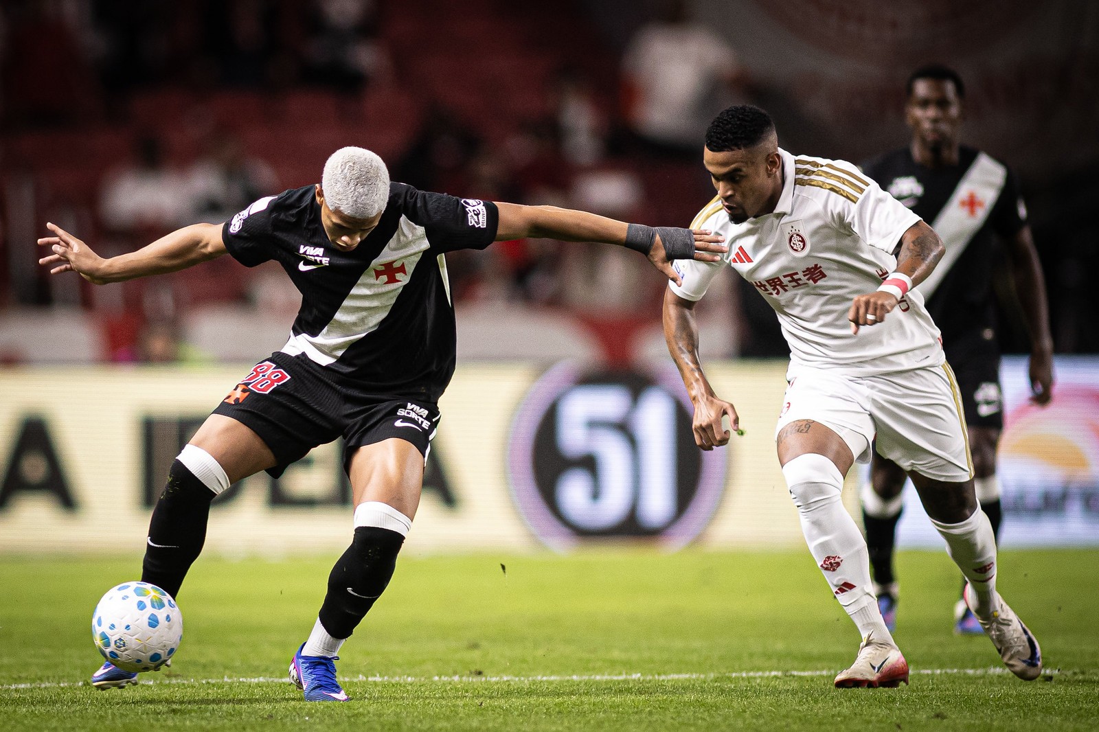 Vasco e Internacional multados por atraso; zagueiro Cuesta pega suspensão no Brasileiro