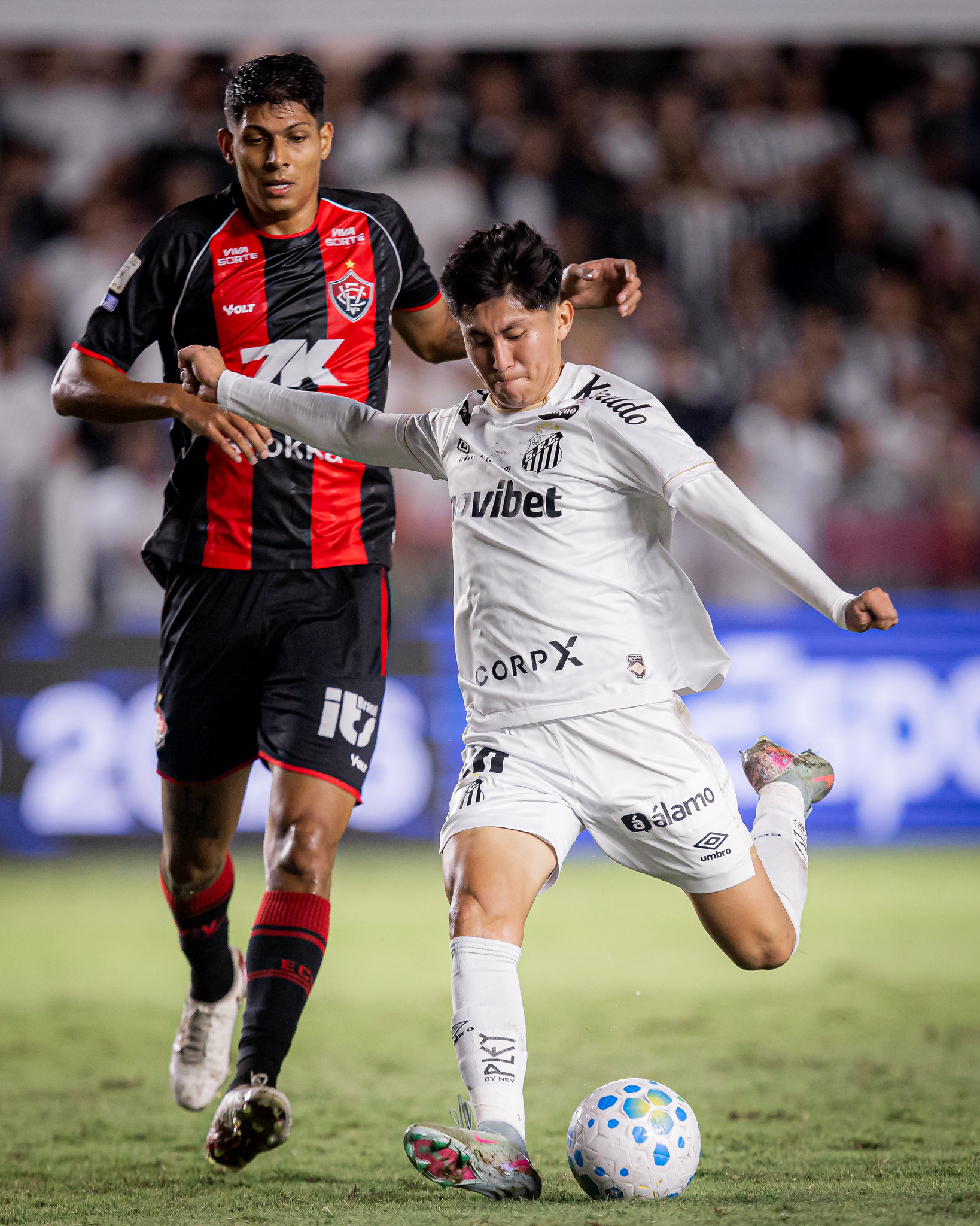 Santos vence Vitória na Vila e deixa a zona de rebaixamento no Brasileirão