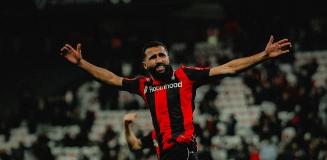 Ali Abdi deixa Nice durante playoffs da Ligue 1 para jogar Copa do Mundo 2026
