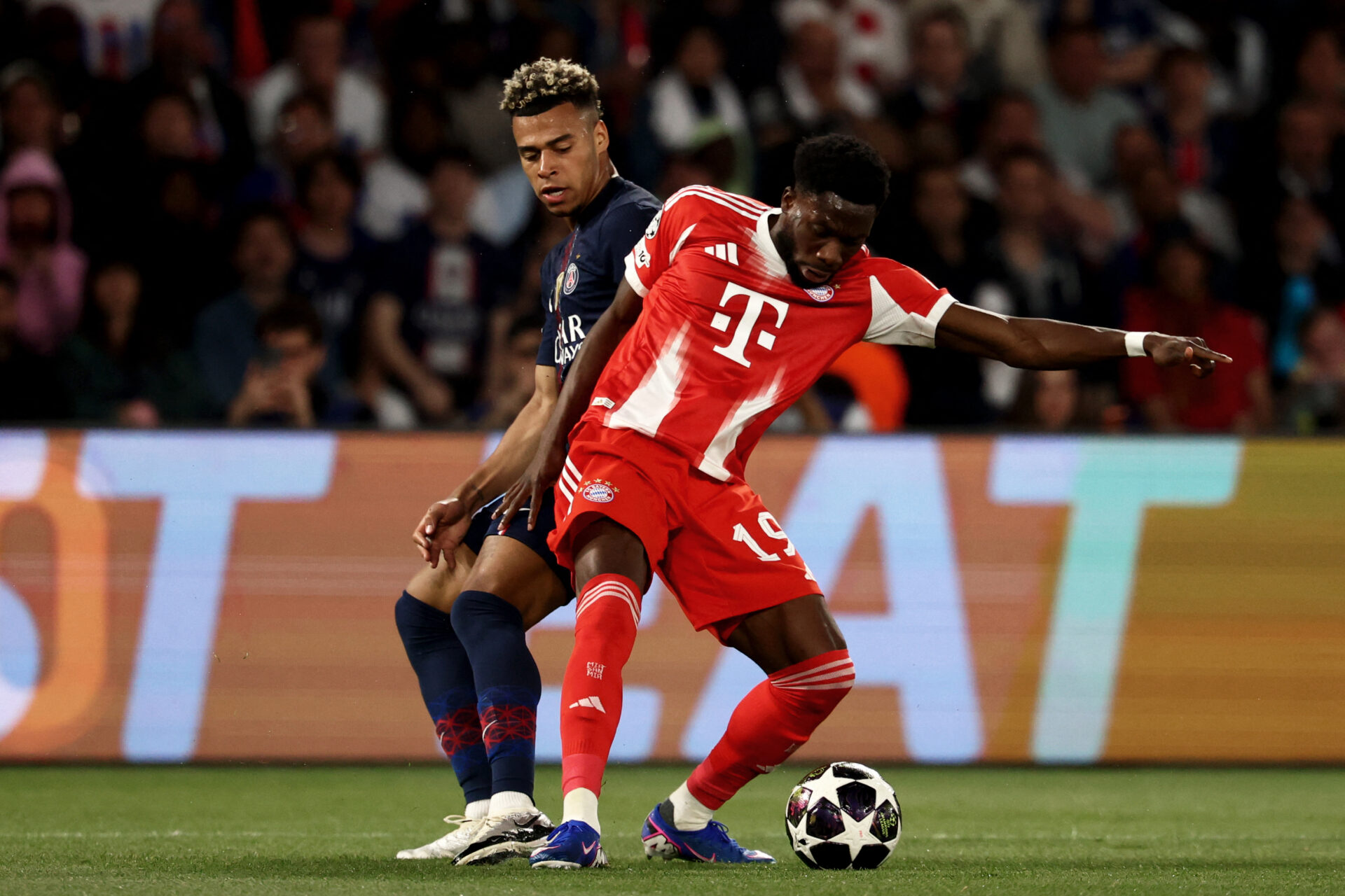 Alphonso Davies desfalca Bayern até o fim da temporada por lesão muscular