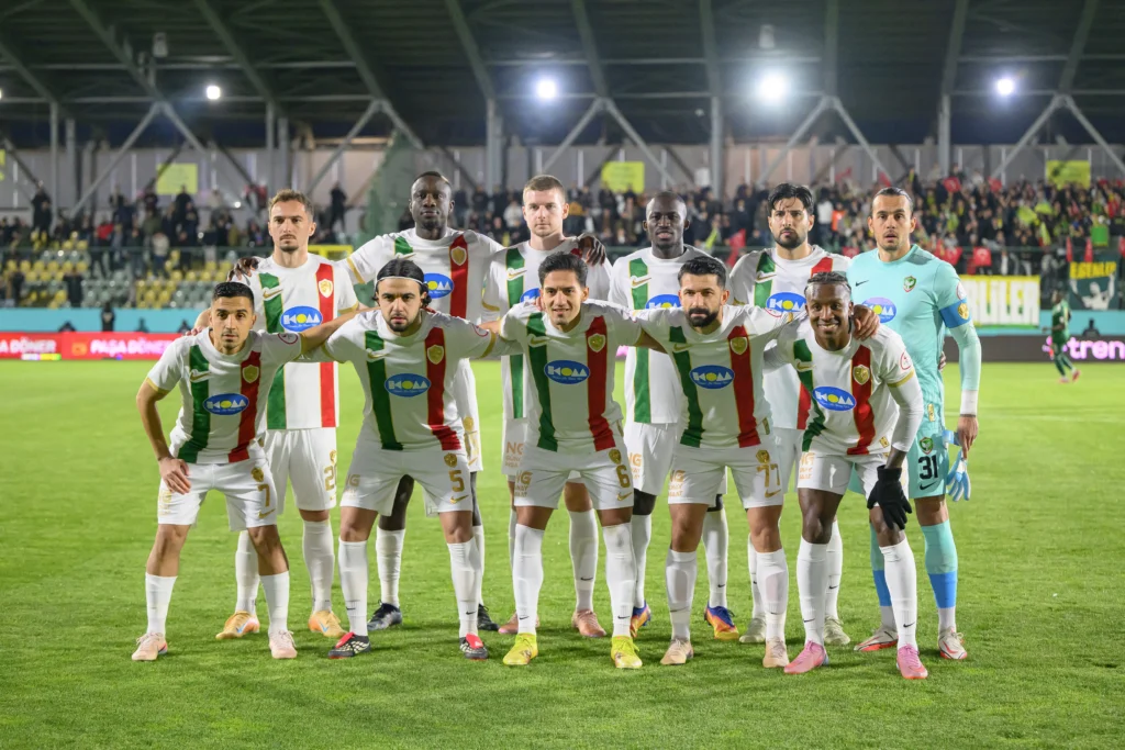 Amedspor faz história e sobe à elite do futebol turco em festa curda pelo país