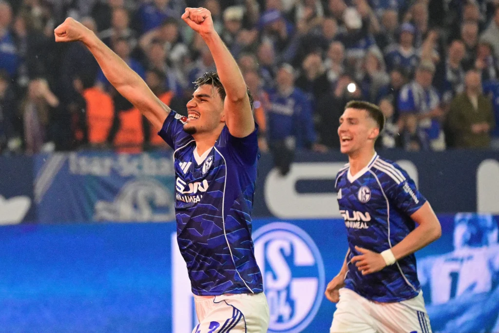 Schalke 04 volta à elite do futebol alemão após três anos na segunda divisão