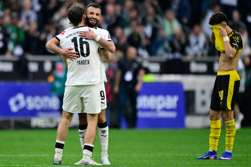 Borussia M’Gladbach supera Borussia Dortmund com gol no final e mantém vantagem na tabela