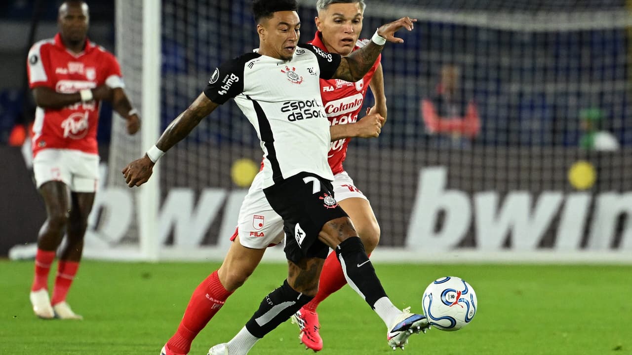 Jesse Lingard conquista fãs em Santa Fe após empate do Corinthians na Libertadores