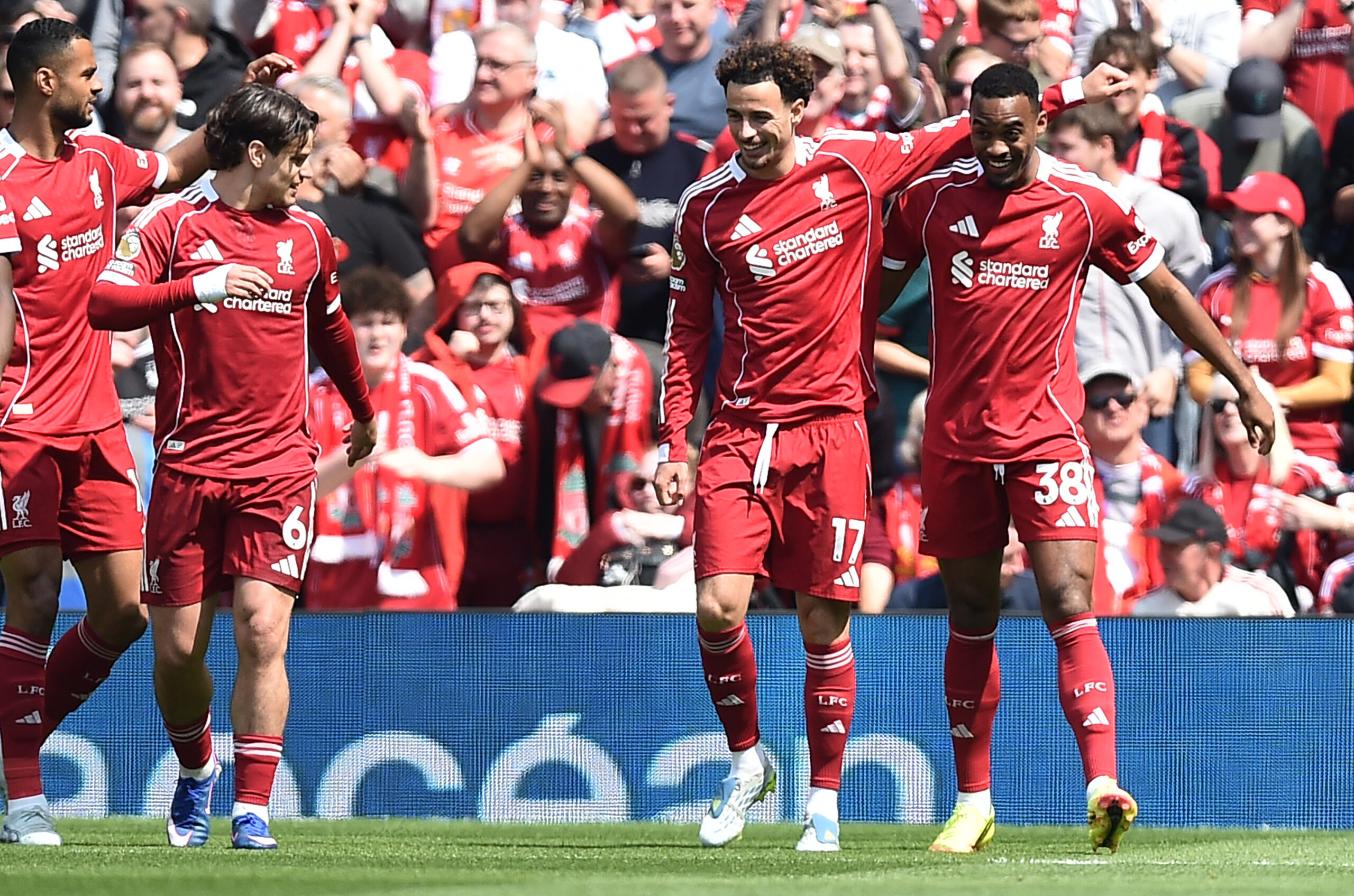 Aston Villa e Liverpool duelam por vaga na Champions em confronto decisivo