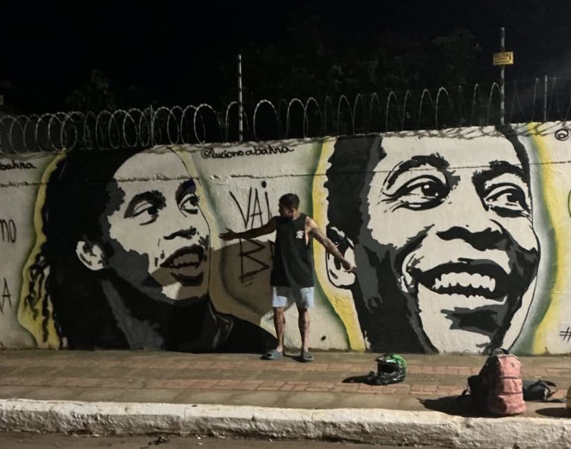 Mural em Brasileia homenageia lendas do futebol brasileiro com arte de grafite