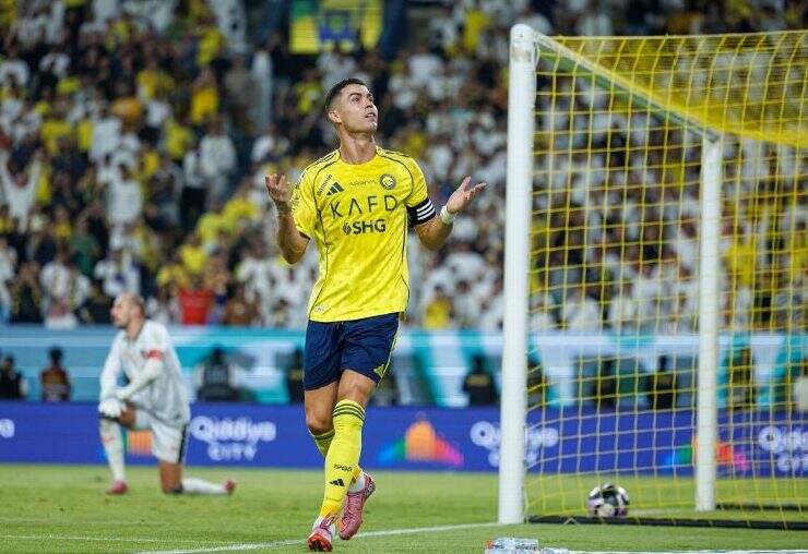Cristiano Ronaldo responde provocação de torcida com ironia e marca na vitória do Al-Nassr