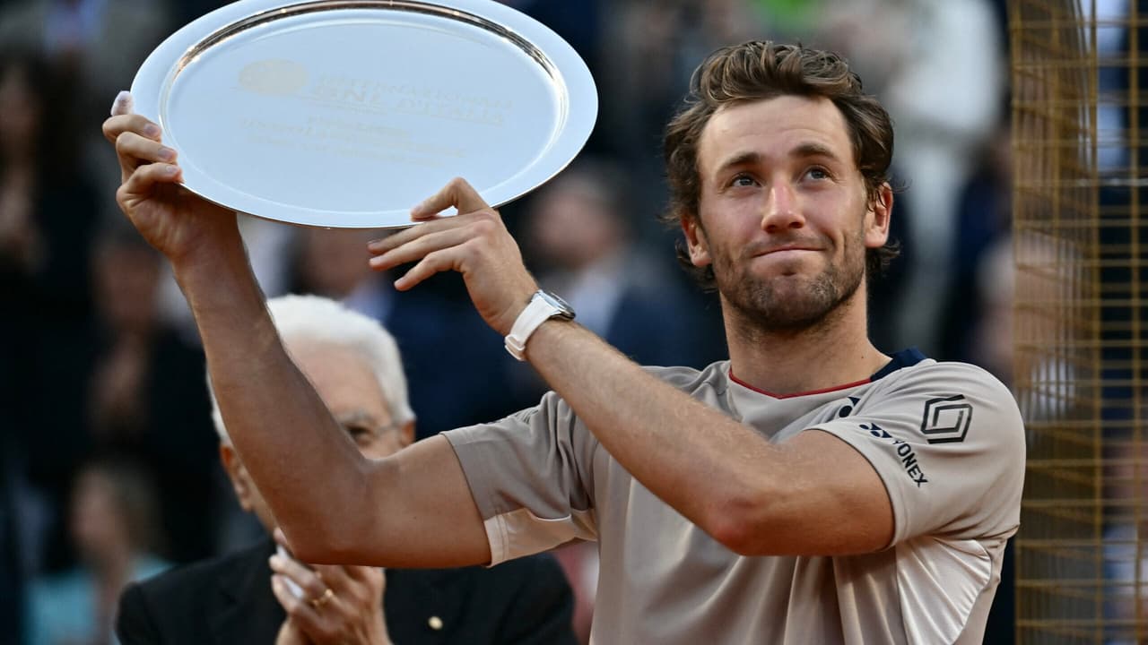 Casper Ruud brinca com futebol italiano após vice no Masters 1000 de Roma