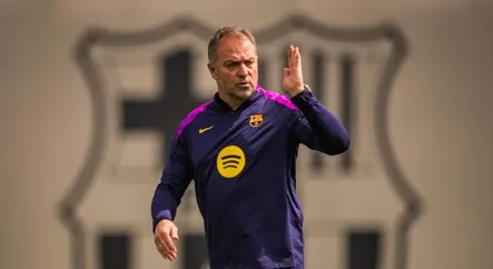 Hansi Flick renova com o Barcelona até 2028 após campanha histórica na La Liga