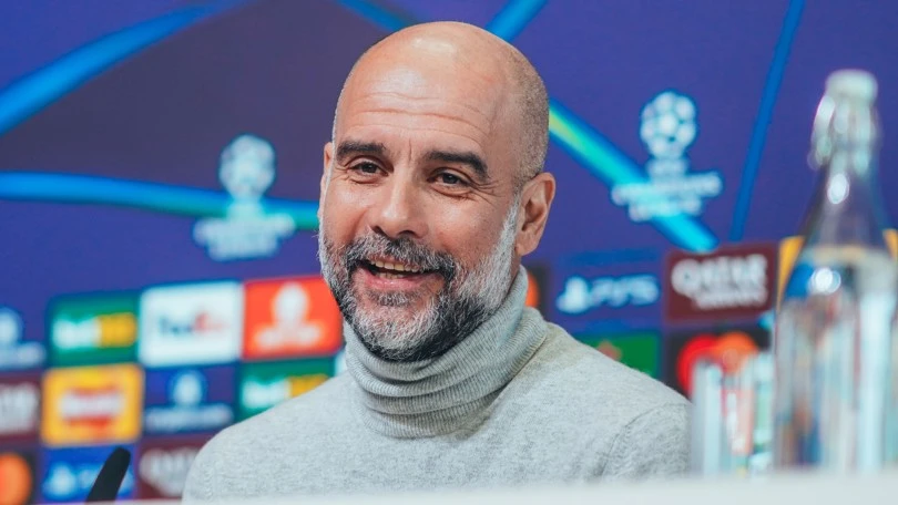 Manchester City presta homenagem histórica a Pep Guardiola com estátua e arquibancada