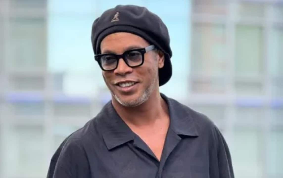 Ronaldinho Brilha em Jogo Beneficente no Reino Unido e Relembra Carreira Inesquecível