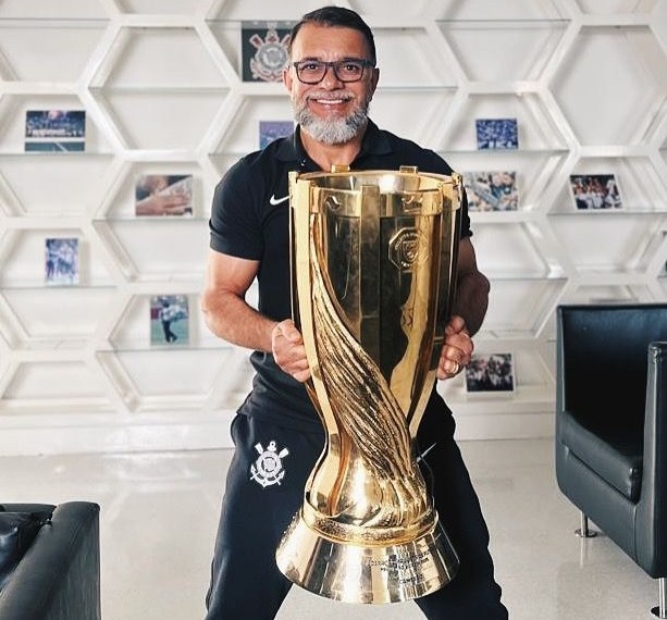 Lulinha Tavares anuncia saída do Corinthians após desafio financeiro
