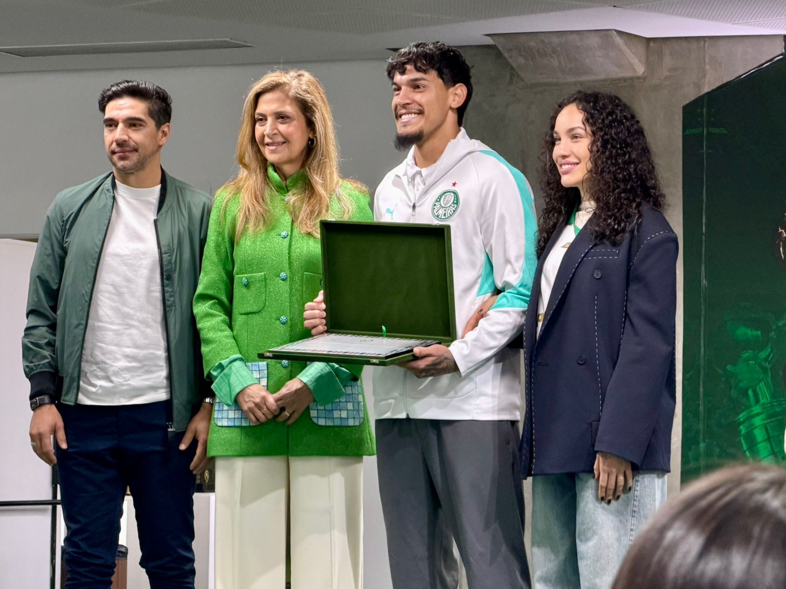 Gustavo Gómez é homenageado pelo Palmeiras como maior campeão da história do clube