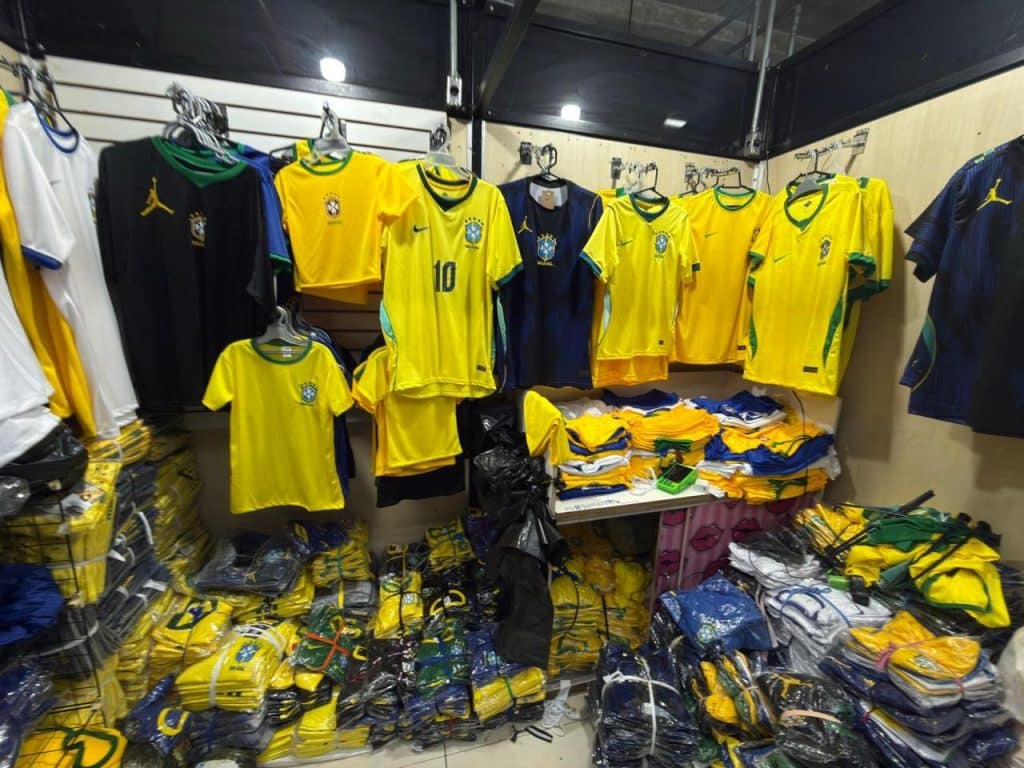 Polícia de São Paulo apreende 85 mil figurinhas e 2 mil camisas piratas da Copa do Mundo – imagem do artigo