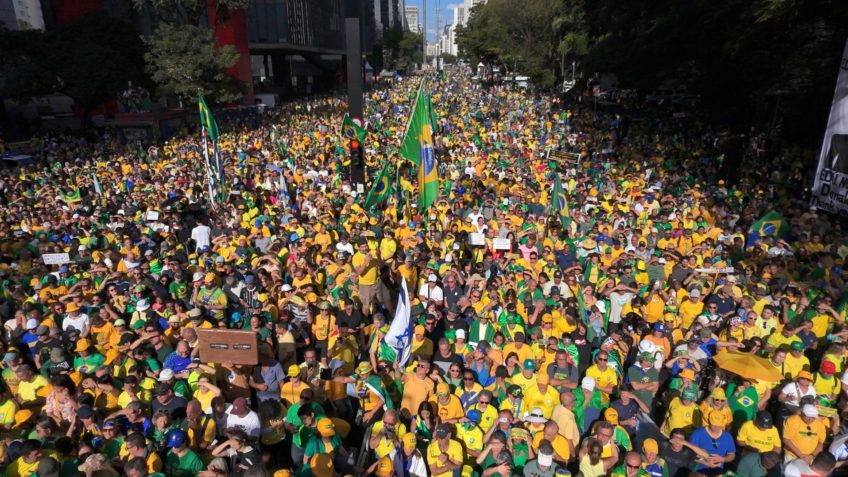 Grupo bolsonarista ocupa Avenida Paulista e impede ato de sindicatos no Dia do Trabalhador