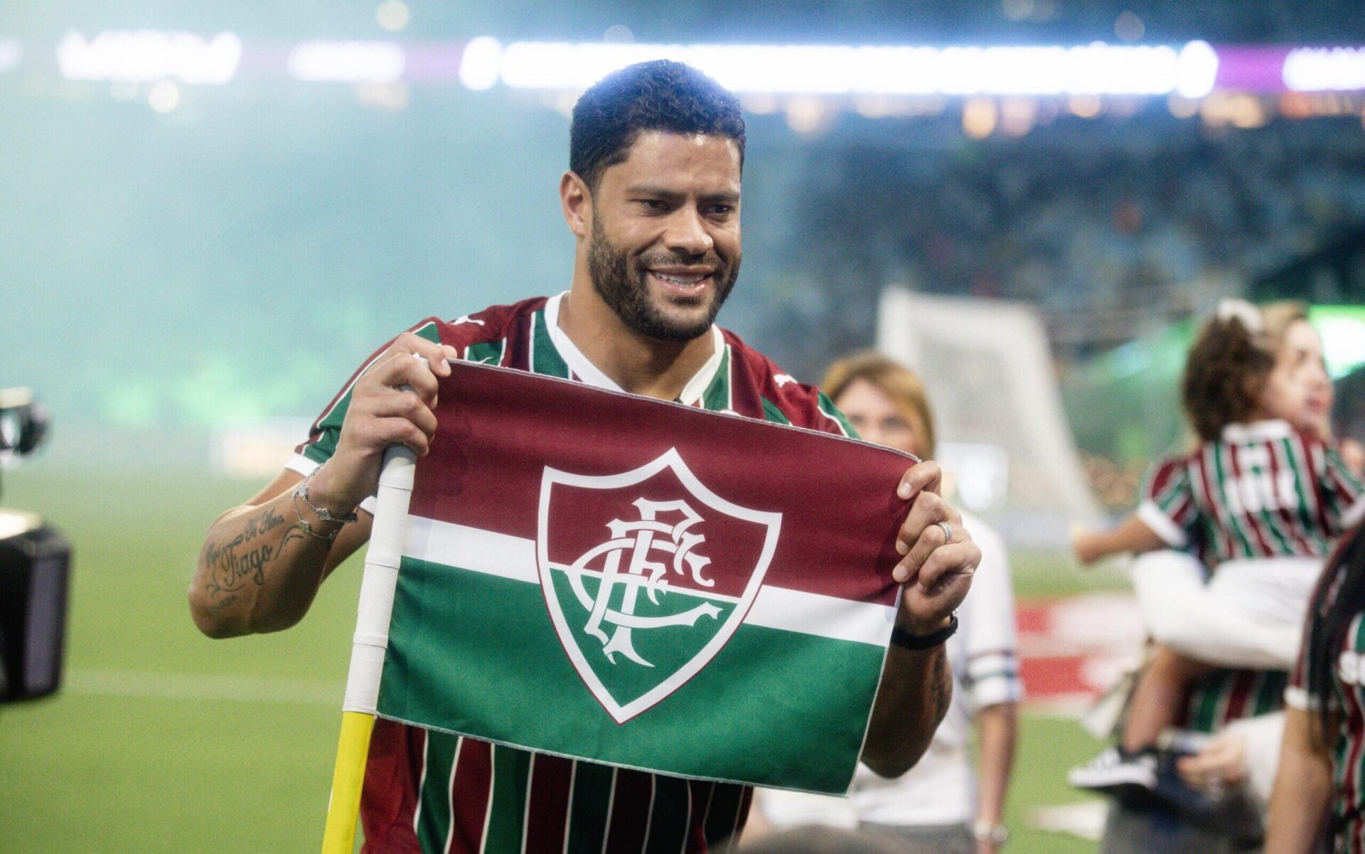 Hulk se apresenta no Fluminense e observa vitória no Maracanã antes da estreia