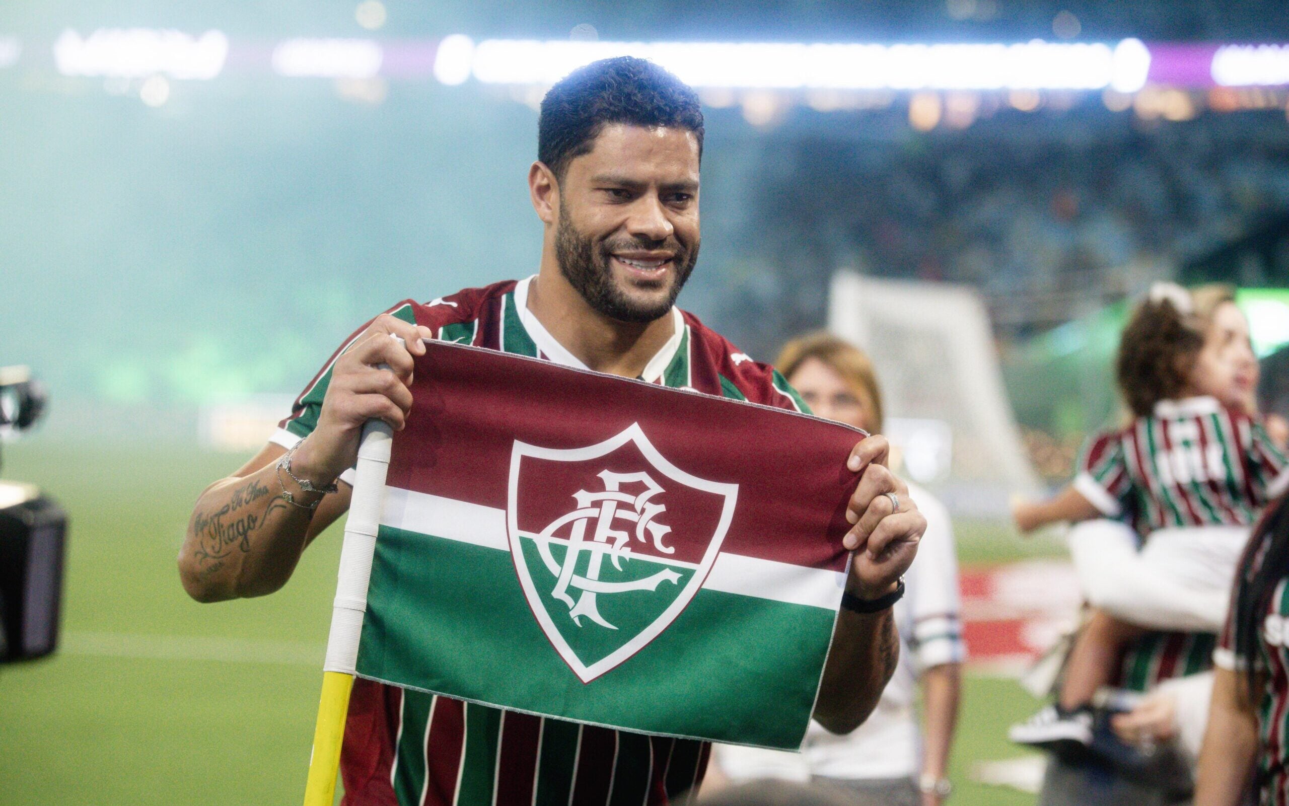 Hulk se apresenta no Fluminense e observa vitória no Maracanã antes da estreia