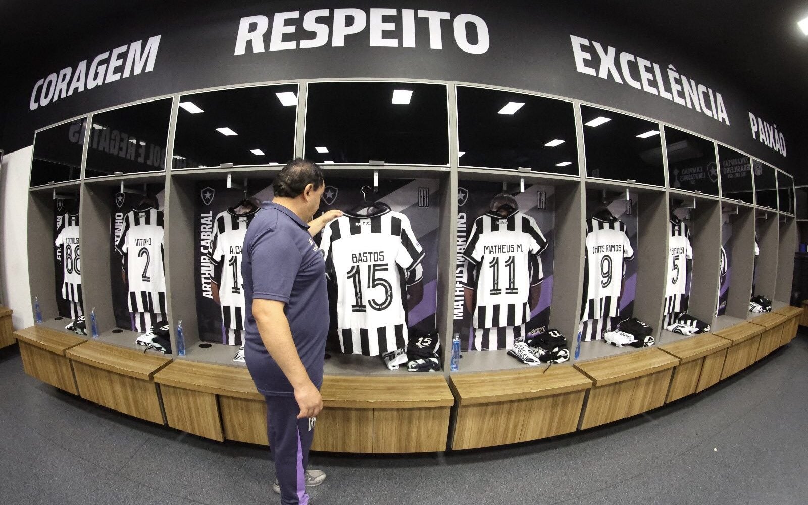 Botafogo confirma time titular para duelo decisivo contra o Remo no Brasileiro